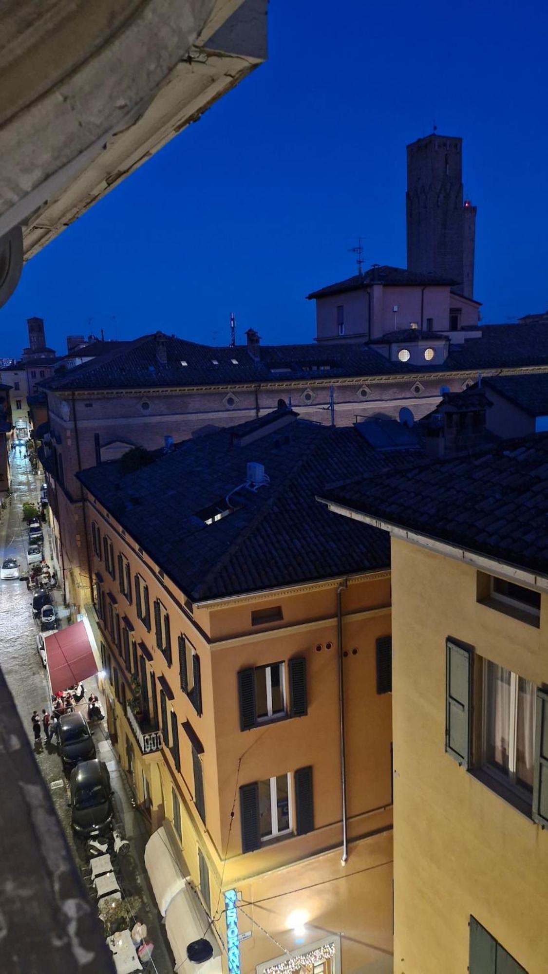 Ferienwohnung Monolocale Sui Tetti Di Bologna - Via Indipendenza Exterior foto